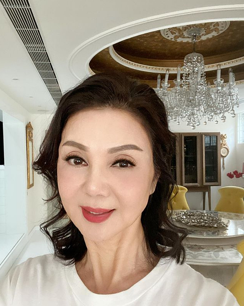 謝玲玲背後水晶吊燈超級吸睛。圖/取自謝玲玲IG