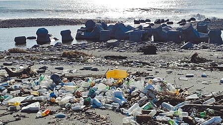 台東太平溪出海口出現大量寶特瓶,部分密集、部分散落,蔓延約2公里。(蔡旻妤攝)