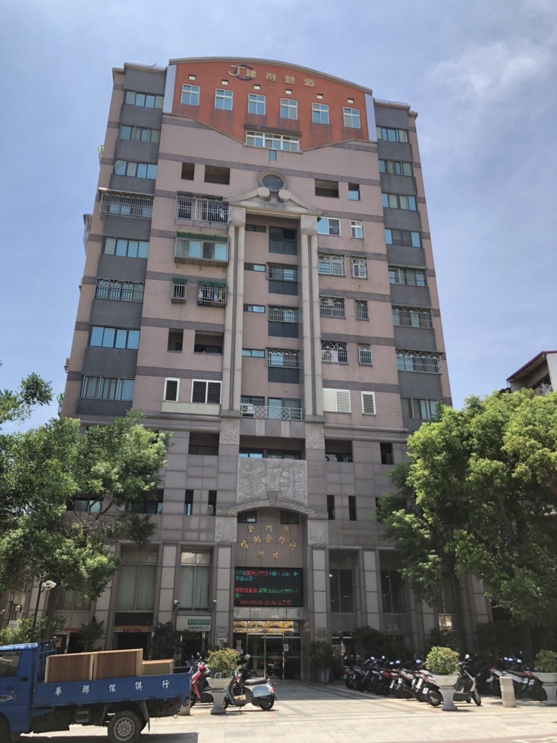 高雄市「城中城」大火,造成46死的重大意外,金門共有金信大樓等22處類似場所,消防局表示,將針對住宅及住商混合大樓全面審視消防安全設備。記者蔡家蓁/攝影