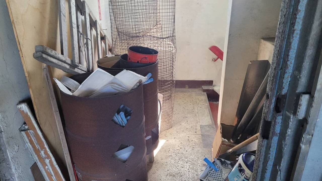 吉祥大樓頂樓逃生門堆滿雜物。記者游明煌／攝影 