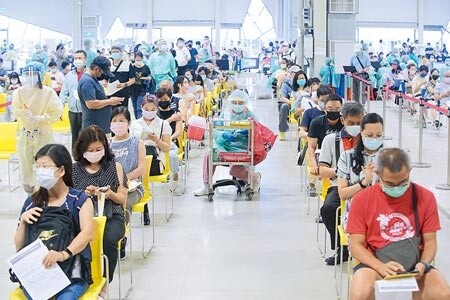 第11輪BNT疫苗15日開打,民眾依序到台北市花博接種站接受施打。(張鎧乙攝)