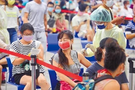 第11輪BNT疫苗昨日開打,民眾依序到台北市花博接種站接受施打,其中有人接種疫苗時緊閉雙眼。另指揮中心亦宣布加開第12輪疫苗預約,提供10月13日前意願登記BNT的44歲民眾,但可預約名額僅限11.2萬人。(張鎧乙攝)