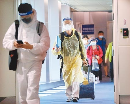 
中央流行疫情指揮中心15日表示，以色列及印尼的新冠肺炎疫情已過高峰且明顯下降，將調整自該2國入境旅客的檢疫措施。圖為在桃園機場，剛下機的旅客準備通關入境。（范揚光攝）
