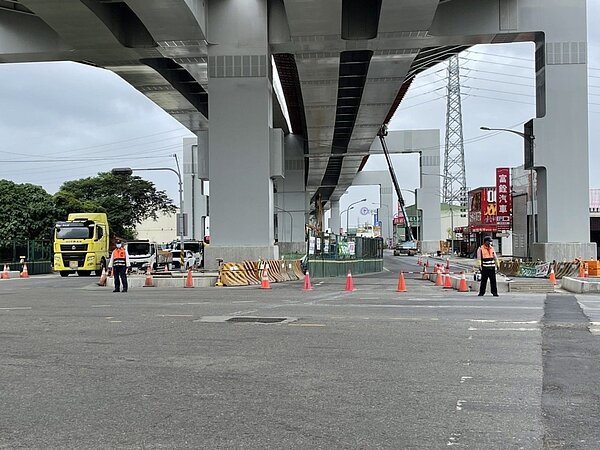 義交人員在豐原區國豐路與豐勢路口執行交通疏導照片。圖/台中市警察局豐原分局提供