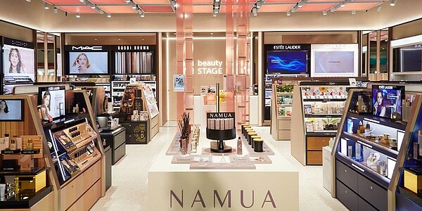 beautySTAGE美麗台繼去年起陸續於台中、桃園、台北南西店展店之後,15日首次跨出館外進駐中和環球購物中心一樓,開出全台最大店。圖/新光三越提供
