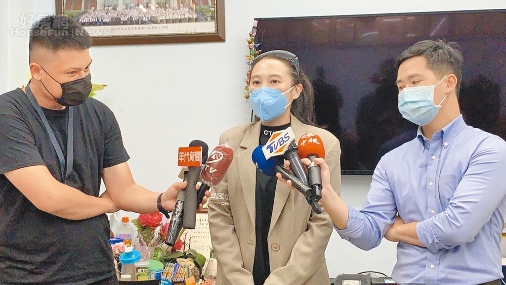 台北市議員耿葳15日接獲里長陳情,有民眾接種完AZ疫苗後出現血栓,但至今已超過10周,卻找不到任何可以預約混打的方式。圖/台北市議員耿葳提供;游念育台北傳真