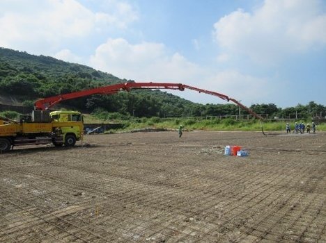 高雄五輕廠目前正在進行土汙整治工程。圖／高雄市工務局提供