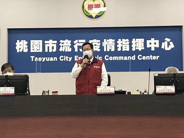 有學校反映希望能脫口罩拍畢冊團體照,桃園市長鄭文燦15日主持防疫會議,認為應先延後拍攝,現在要專心打疫苗。圖/市府提供