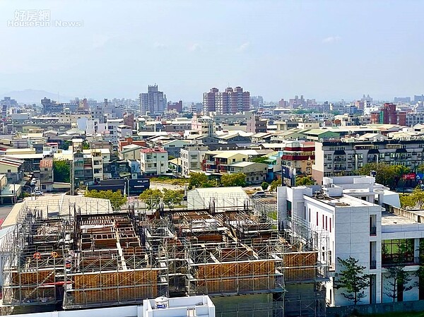 營建成本提高增添建商推動都更、危老案的難度,胡偉良直言,此時若房價不能提升,房地產開發商很難獲利。示意圖/好房網News記者呂詠柔攝