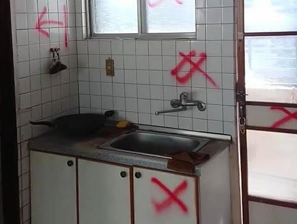 原PO與老公一同翻新40年老屋的廚房。圖為改造前。圖/截自《佈置藏在生活裡》