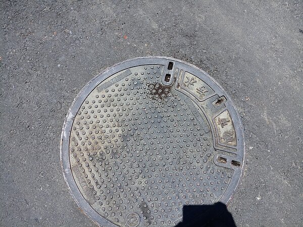 為避免機車族滑倒,水利局目前已對污水人孔執行2大改善措施。圖/台南市水利局提供