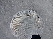 台南污水孔蓋更抗滑　雨天上路不怕「犁田」