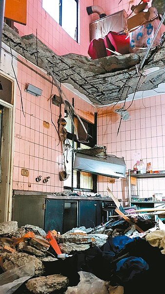 桃園市龜山區的海砂屋「金山社區」，前年8月發生大面積樓地板崩塌，因為住戶間對於重建經費籌措未有共識，自辦都更卡關。圖／聯合報資料照片
