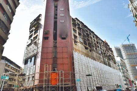 高雄市長陳其邁16日表示,不排除拆除城中城大樓。(林瑞益攝)