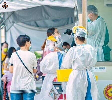 疫情趨緩後,仍持續有人前往三重快篩站篩檢。(羅永銘攝)