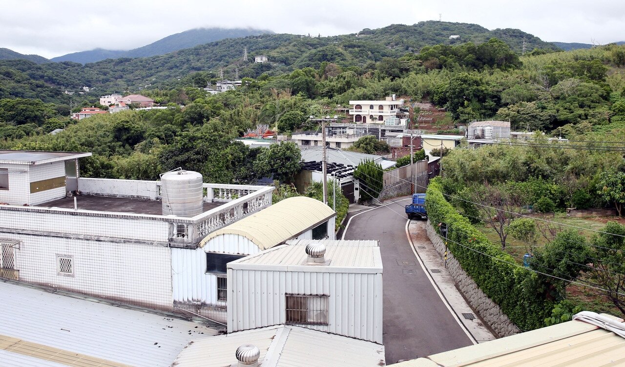 陽明山多處保護區近來面臨開發商擬變更成住宅區,展開豪宅造鎮計畫,但也引起在地居民擔憂衝擊環境。圖中山坡地是開發的範圍。記者邱德祥/攝影
