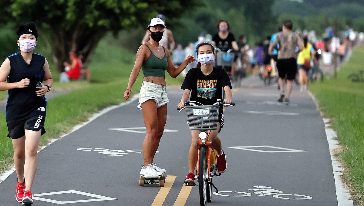 指揮中心將研議鬆綁運動時戴口罩的規定,包括在河堤慢跑、健行等都會討論。聯合報系資料照片/記者侯永全攝影