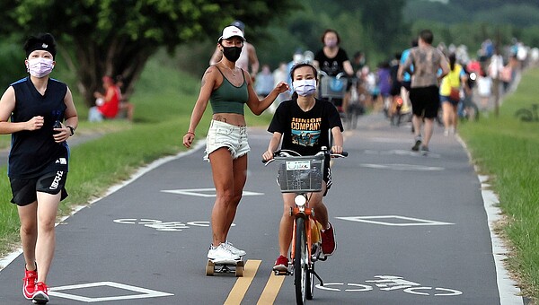 指揮中心將研議鬆綁運動時戴口罩的規定,包括在河堤慢跑、健行等都會討論。聯合報系資料照片/記者侯永全攝影