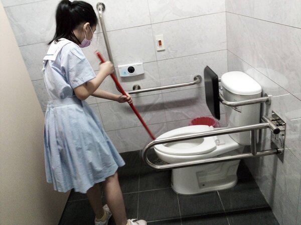 新北教育局認為，為培養學童建立正確衛生習慣，平時廁所由校內師生打掃，讓學童學會維護珍惜各項資源。圖／教育局提供