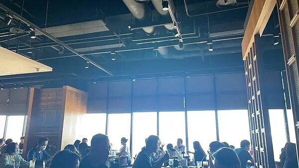 三井OUTLET台中港店今天中午停電,消費者摸黑用餐。圖/取自記者爆料網