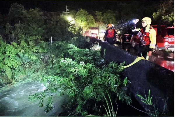 新北市雙溪虎豹潭昨下午發生學童及家長遭溪水沖走意外。圖/聯合報記者余承翰攝