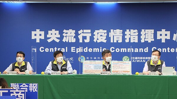 指揮中心醫療應變組副組長羅一鈞(左起)、疫情監測組組長周志浩、指揮官陳時中、發言人莊人祥。圖/指揮中心提供