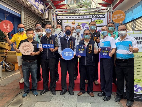 台中市經發局輔導的電子街商圈，去年小規模舉辦電腦組裝活動獲得熱烈迴響，16日於電子街行人徒步區再次舉辦。圖／台中市經發局提供