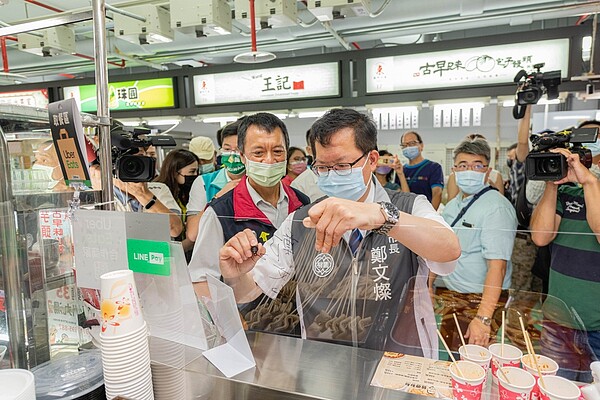 桃園市長鄭文燦16日前往桃園區出席「東門市場開幕搶鮮團」活動。圖／桃園市政府提供