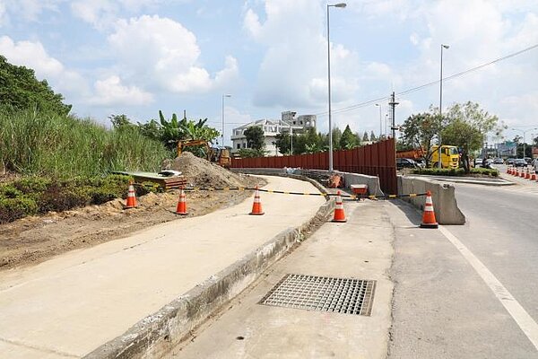 國三關廟交流道匝道增闢右轉車道。圖/台南市政府提供