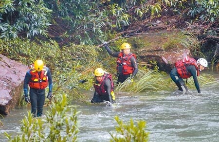 
新北市雙溪區虎豹潭發生自然體驗營民眾落水事件，17日消防局各大隊警、義消沿岸展開搜索。（陳君瑋攝）
