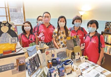 彰化鐵路醫院活化作為青銀共融基地,執行長林秀如(中)和團隊,活化一樓作為文化交流場域。(吳敏菁攝)