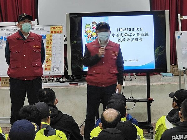 新北市消防局18日早展開第3天大規模搜救工作,新北市長侯友宜說,看有沒有機會找到生還者是大家最深的期待。圖/新北消防局提供