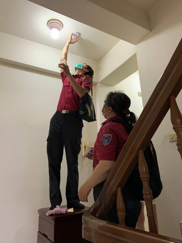 高雄市消防局為5樓以下住宅，示範裝住警器。記者林保光／翻攝