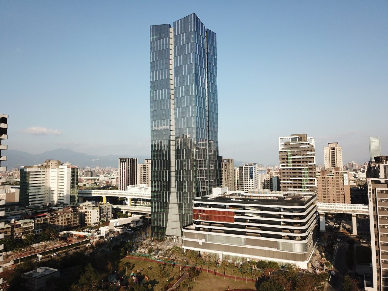 iTower是新莊副都心重劃區南側「後勤辦公商業區」最具代表性建物,兼具商辦大樓、商場、停車場等功能,宏匯集團在不遠處另蓋1座國際商務旅館。圖/新北經發局提供