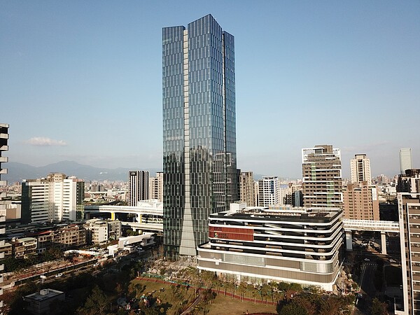 iTower是新莊副都心重劃區南側「後勤辦公商業區」最具代表性建物,兼具商辦大樓、商場、停車場等功能,宏匯集團在不遠處另蓋1座國際商務旅館。圖/新北經發局提供