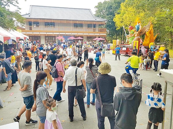 天氣轉涼，前往台南市關子嶺溫泉區旅遊、泡湯的民眾愈來愈多。（台南市政府提供／張毓翎台南傳真）