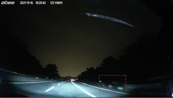洪姓民眾晚間駕車行經國6東行線25.8K至26K處,意外發現警方在暗處流動測速照相。圖/洪姓民眾提供