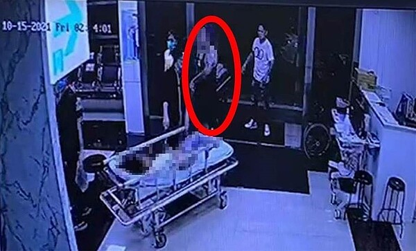 陳修將將女友送彰化醫院急診,第一時間黑色背心男子也抵達,目前行蹤成謎,警方連絡不到,檢方準備拘提或通緝。圖/翻攝