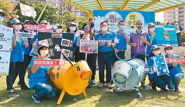 彰化縣政府與慈濟基金會、員林市公所昨天在興賢書院舉辦「減塑同盟」宣誓,邀請店家一起參與減塑行列。記者林宛諭/攝影