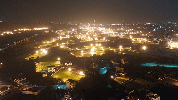 南投埔里茭白筍田多使用傳統燈照,耗電量大不利環保,更衍生光害,強烈白光使得埔里入夜猶如不夜城。圖/暨大提供