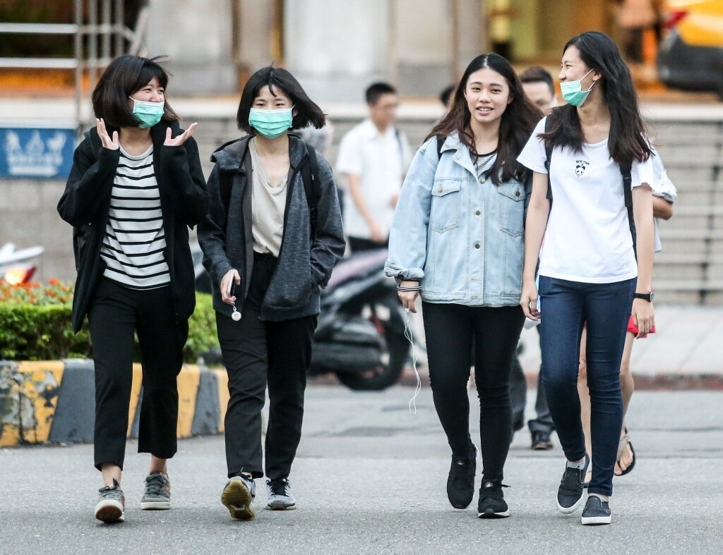 示意圖。中央氣象局預報,未來一周天氣將隨東北風強弱導致冷熱交替,前半周東北風減弱,白天氣溫回升、早晚稍涼,僅迎風面有短暫雨。 聯合報系資料照片/記者鄭清元攝影