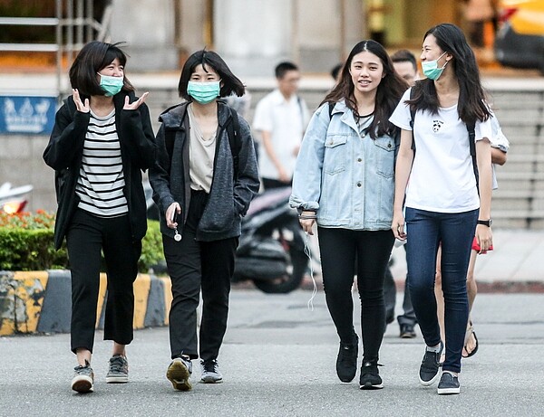 示意圖。中央氣象局預報,未來一周天氣將隨東北風強弱導致冷熱交替,前半周東北風減弱,白天氣溫回升、早晚稍涼,僅迎風面有短暫雨。 聯合報系資料照片/記者鄭清元攝影