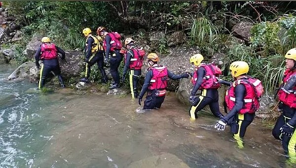 新北市雙溪區虎豹潭6名遊客被洪水沖走失蹤，消防局今早展開第3天大規模搜救工作。圖／新北市消防局提供