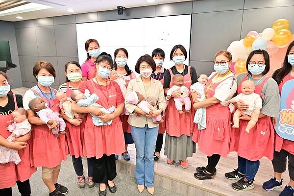 現場也由縣長饒慶鈴頒贈育兒指導員感謝狀,表揚育兒指導員們過去以來的辛苦,感謝他們成為全縣新手父母堅強可靠的後盾。圖/台東縣政府提供