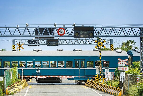 列車外觀有別於外界印象中的「孔雀藍」，改採藍皮普快最原始的「浪漫藍」。圖／取自雄獅旅遊官方網站