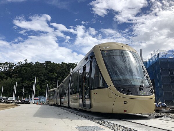 安坑輕軌首列車在9月底進駐安坑機廠。圖／新北市捷運工程局提供