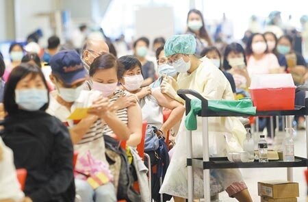 第12輪公費疫苗AZ、莫德納及BNT全上線,估計符合預約資格約有440萬人。18日台北市花博接種站內的醫護人員依序幫民眾施打BNT疫苗。(劉宗龍攝)