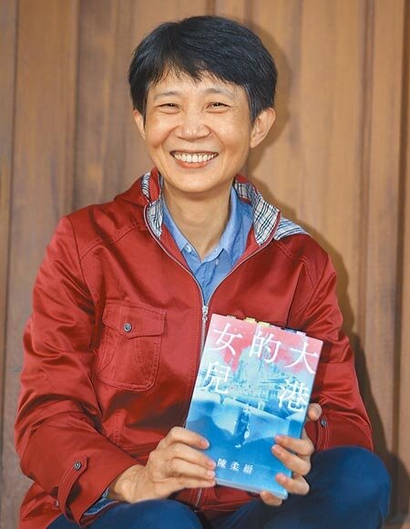 曾獲金鼎獎的作家陳柔縉日前發生車禍,18日不治。消息傳開,藝文界紛紛表達不捨。圖為她去年受訪時暢談《大港的女兒》的寫作點滴。(本報資料照片)