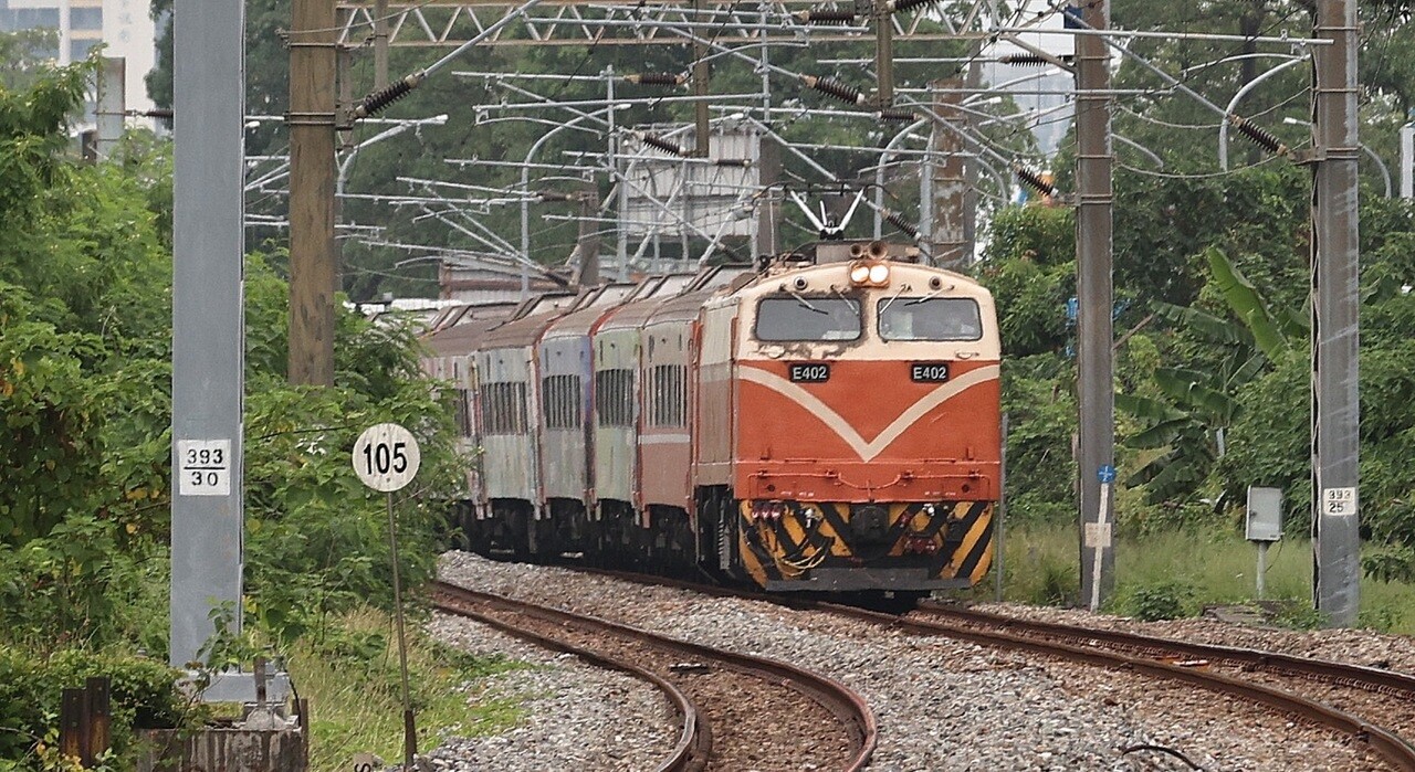 莒光號自1970年投入營運，迄今超過半世紀，因車廂較老舊，舒適性、安全性及市場競爭力較低，台鐵打算最快今年底先讓摺疊門莒光號列車退場，自動門式莒光號會再服務一段時間。記者劉學聖／攝影 