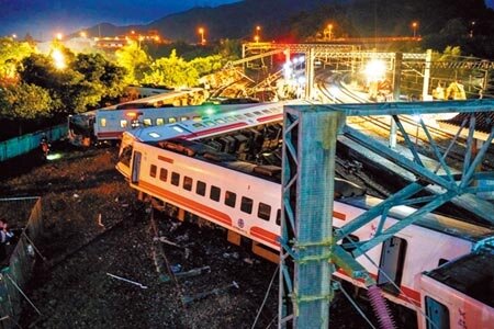 2018年普悠瑪列車在宜蘭新馬站翻覆,造成18人死亡、116人輕重傷,司機員尤振仲依過失致死罪判處4年6月徒刑,時任台鐵局副處長、所長的柳燦煌與吳榮欽則獲判無罪。(本報資料照片)